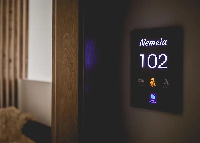 Naias Nemeia Luxury 公寓式酒店 4*